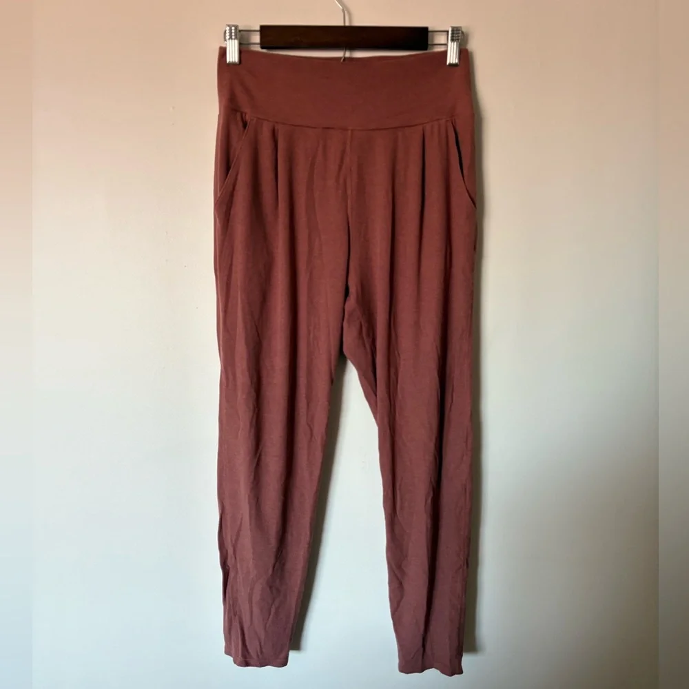 Vuori High-Waist Ribbed Lounge Pants in Mauve - Picture 2 of 6